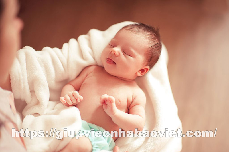 Hình ảnh minh hoạ về bảo mẫu chăm trẻ sơ sinh