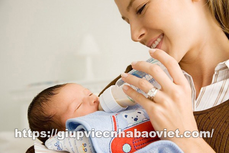 Hình ảnh minh hoạ về bảo mẫu chăm trẻ sơ sinh
